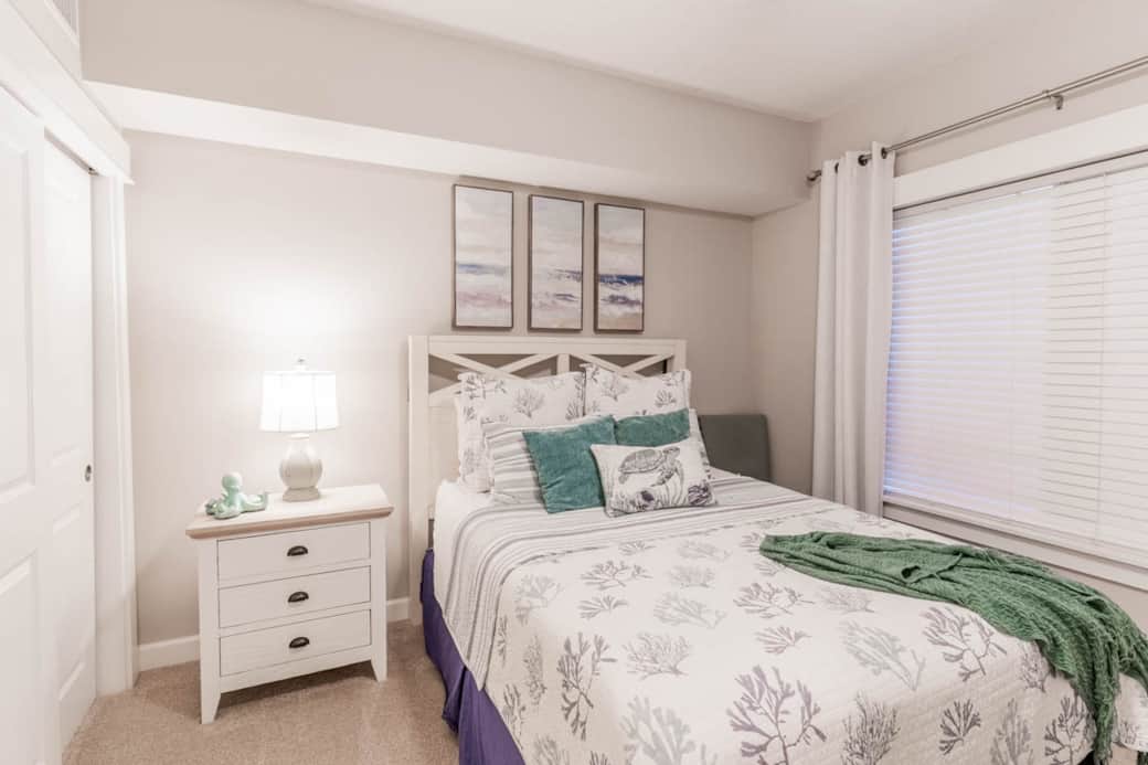 Guest bedroom with queen bed
